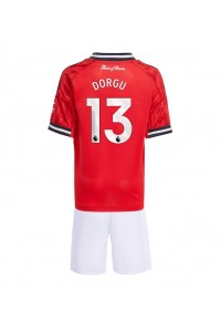 Manchester United Patrick Dorgu #13 Babytruitje Thuis tenue Kind 2025-26 Korte Mouw (+ Korte broeken)